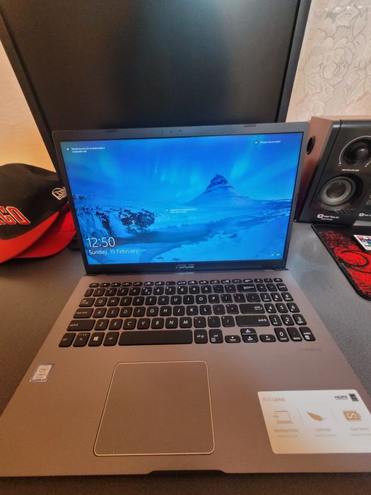 Vand laptop ASUS i3 8300