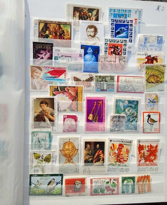 Класьор с над 400 бр. пощенски марки .