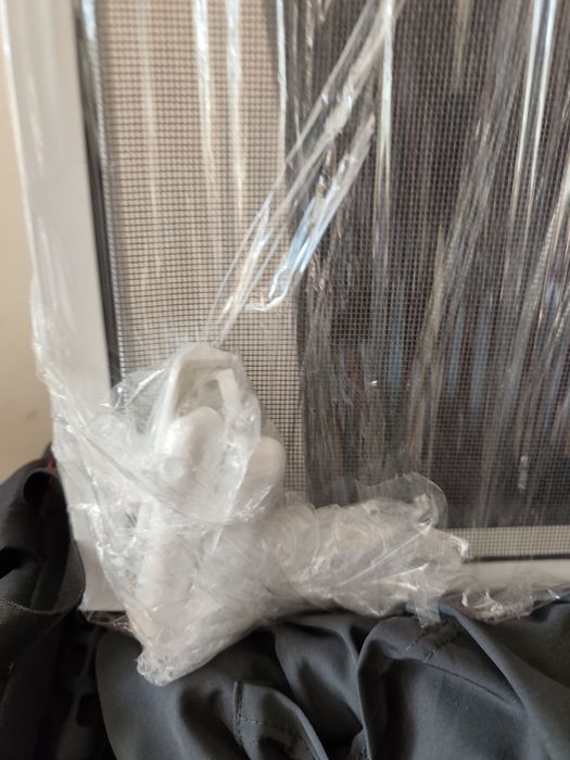 Продавам чисто нов комарник за прозорец – размер 145 x 59,7 см