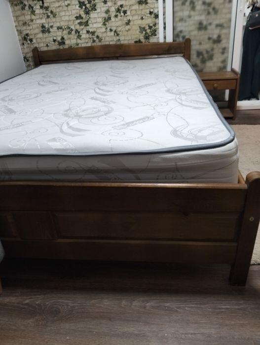 Pat matrimonial cu noptieră