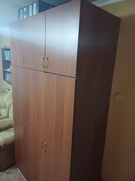 Шкаф трехдверный