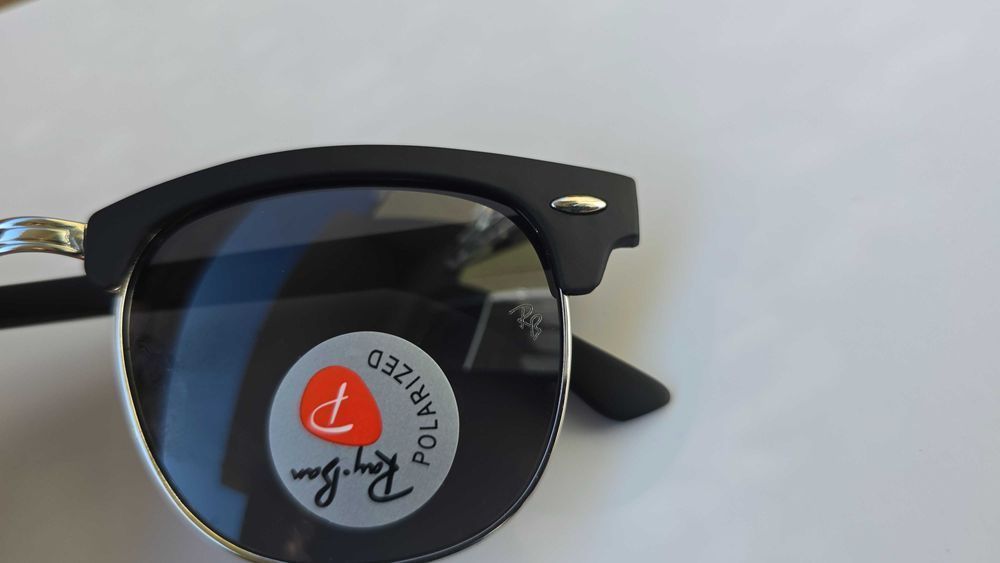 Ochelari de soare Rayban Clubmaster rama argintie.