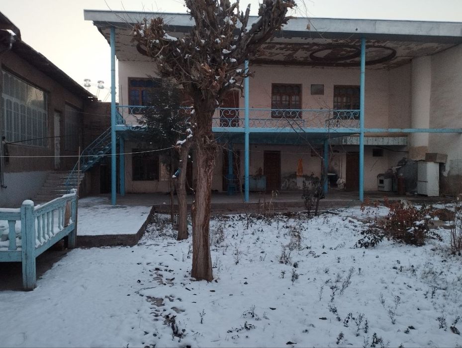 Sherobod shaxrida park yonida  9 sotx uy sotiladi