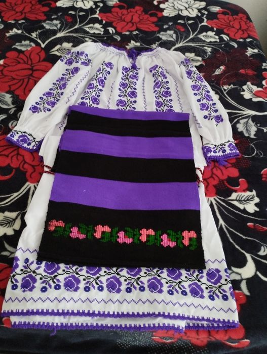 Vând haine țărănești