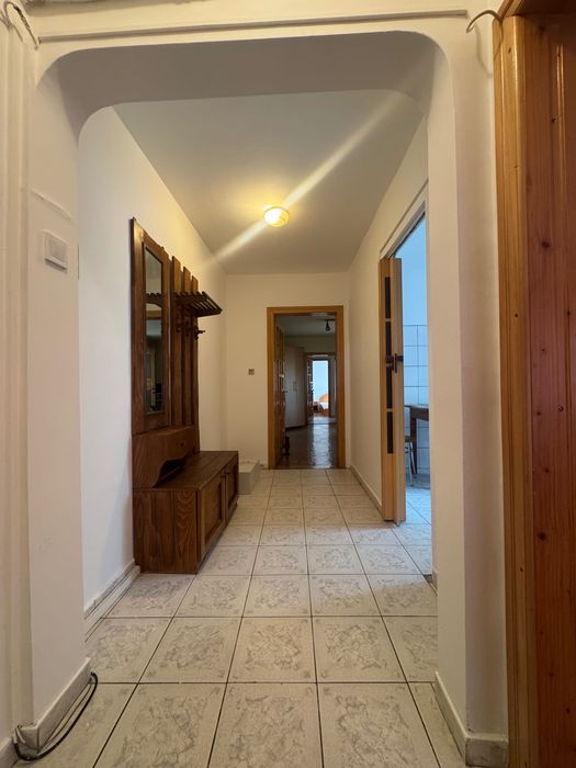 vând apartament cu 3 camere Reșița