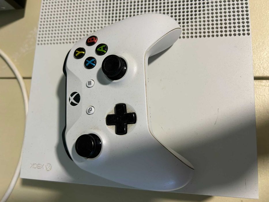 XBox One 500гб, 1 джойстик и игри