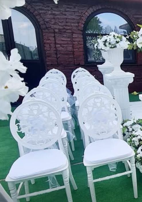 vand 18 scaune albe chiavary