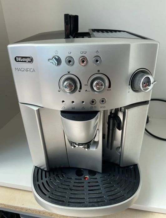 Aparat cafea Delonghi magnifica