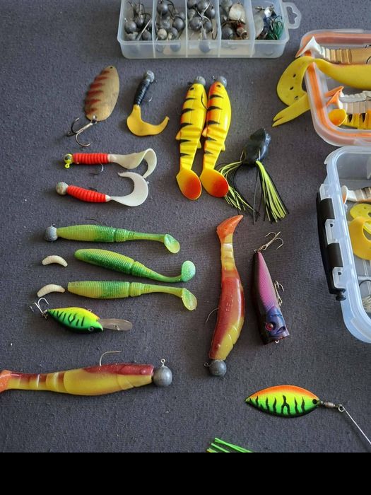 Vand naluci,spinnerbait,broasce,lingurele etc ca nou