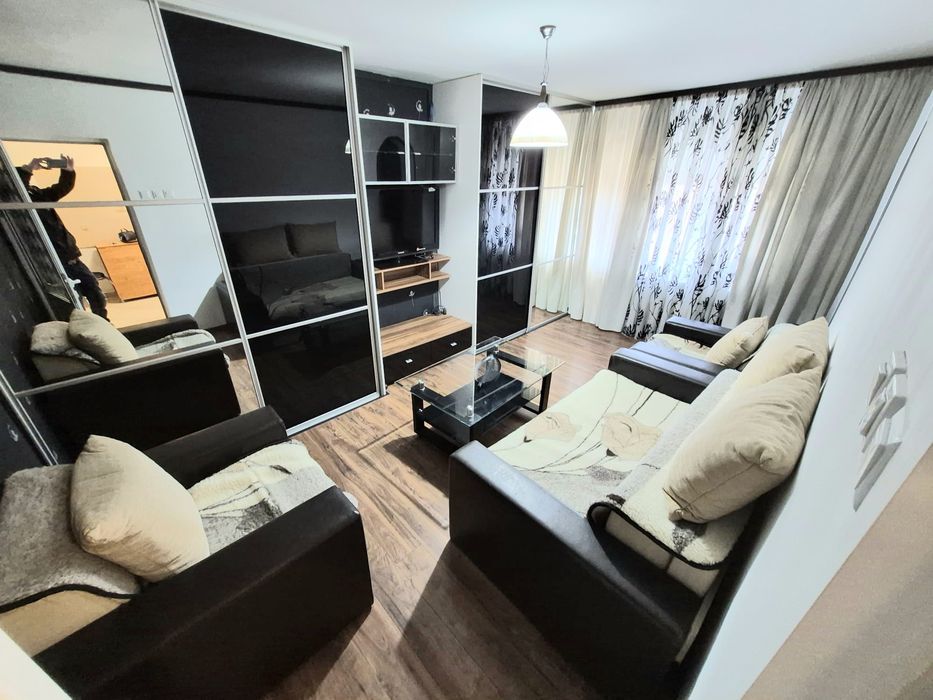 Închiriez 3 camere micro 16