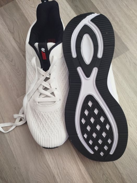 Маратонки Adidas Ultra Boost, Adidas и Gorilla Wear