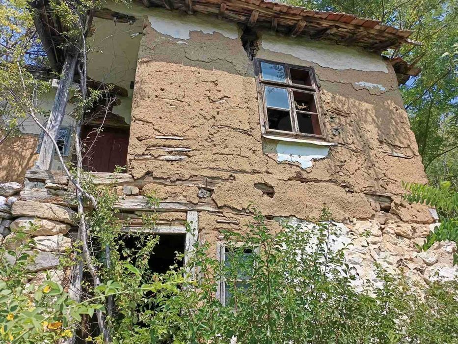 Продава красива плетена къща в с.Радуловци на 35 км. от София