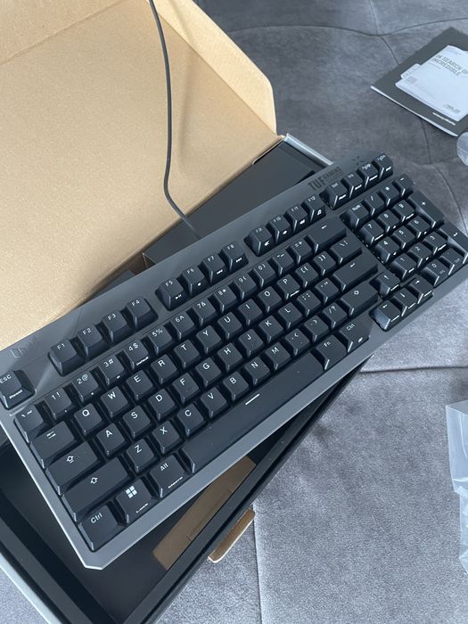 Tastatură mecanică TUF gaming ASUS