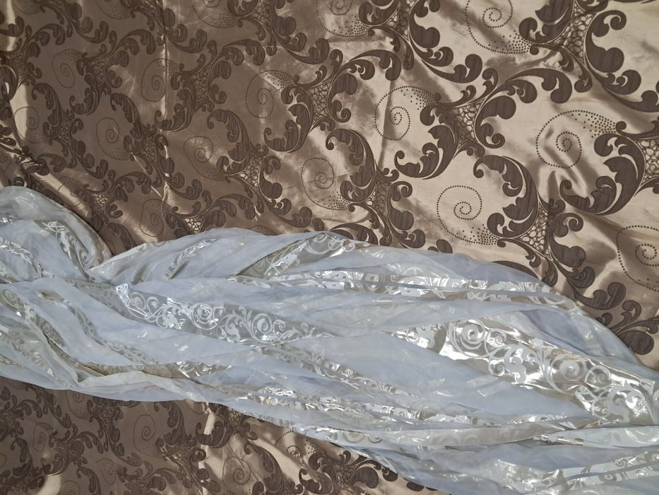 Продам два комплекта штор с тюлем.