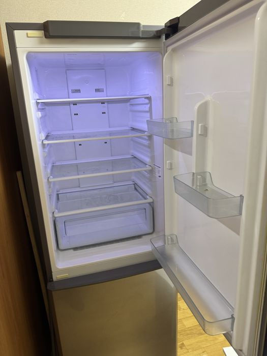 Холодильник Samsung