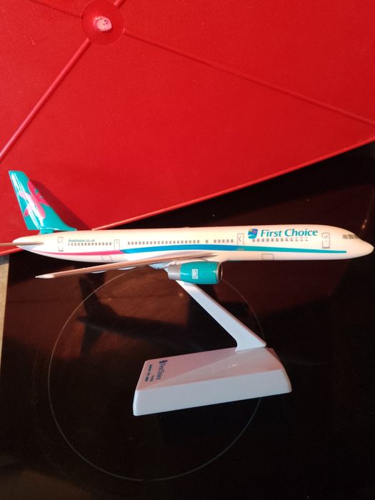 Фигура "Момиченце на дървен кон" и два самолета