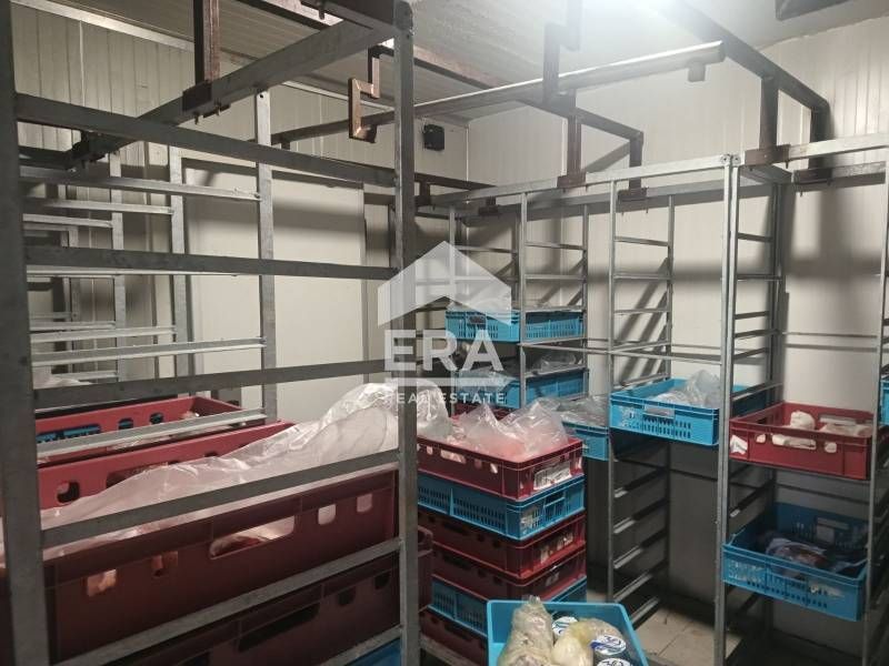 Функциониращ търговски обект със статут на  магазин  за продажба, кв.