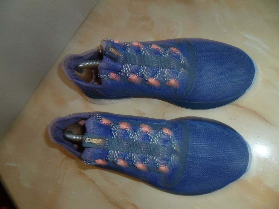 ASICS маратонки.