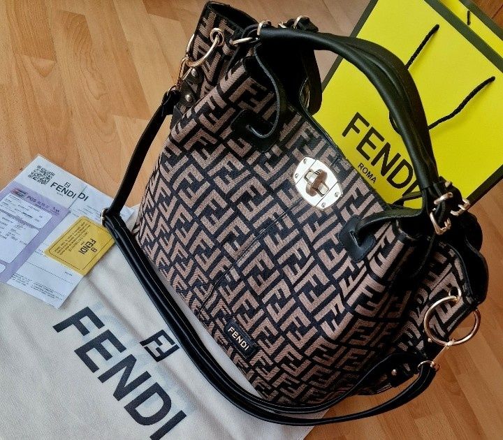 Geanta material textil,new model,Italia,curea detasabila umăr, saculet