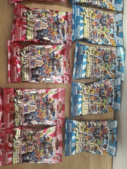 Vand lot cu 20 figurine Playmobil seria 25 ( 10 figurine fete, 10 figurine baieti)