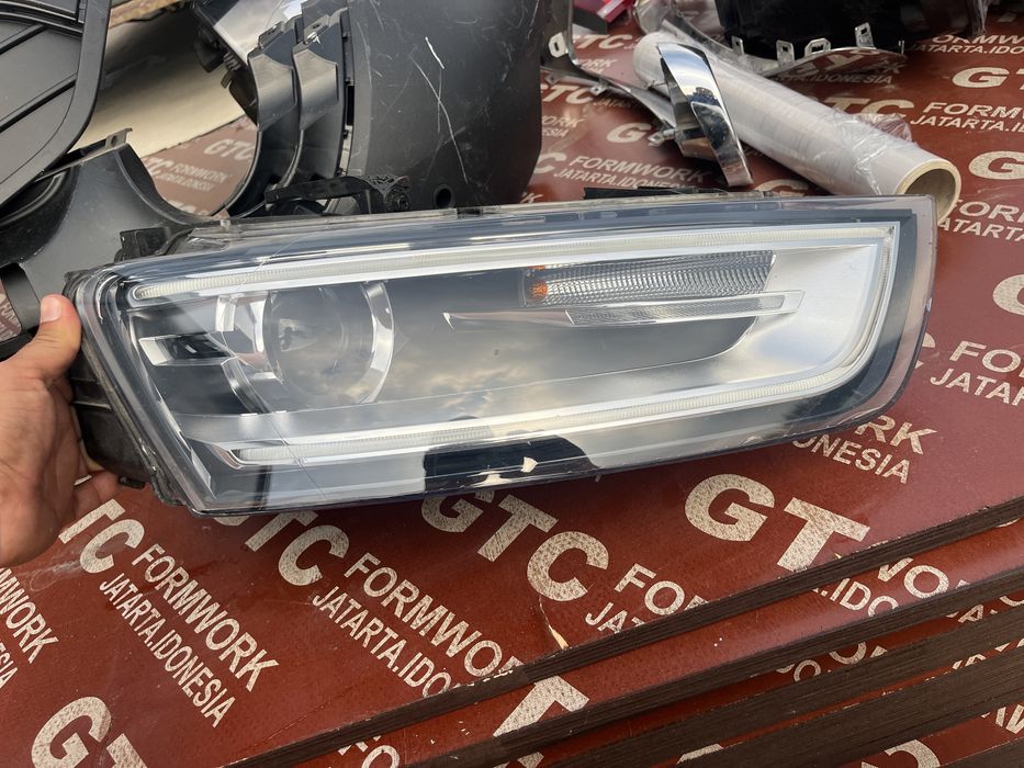 Десен и ляв фар Audi Q3 2011-