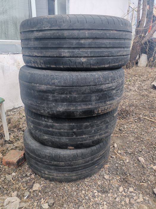 Продам резину 235/45/18