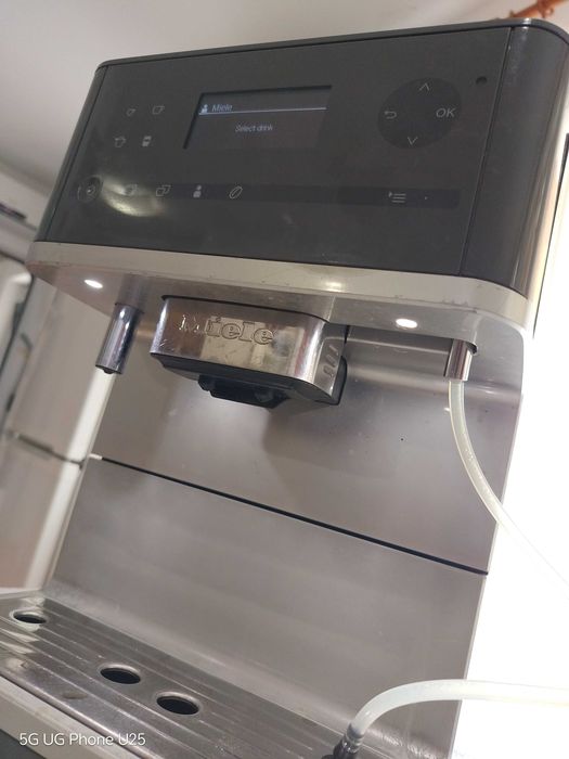 Автоматична кафемашина Miele CM6310 сива.