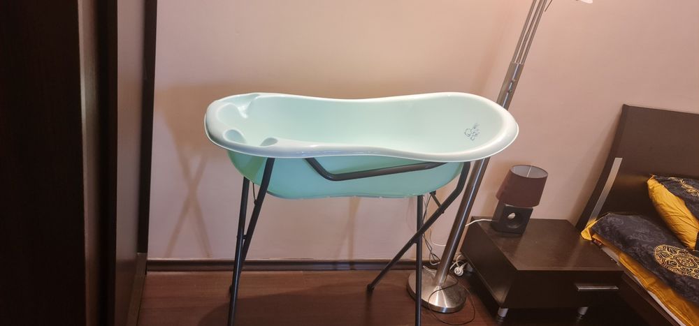 Стойка с корито за бебе