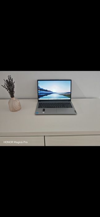 Laptop Lenovo ideea pad 1i procesor intel 4GB ram 128GB spațiu stocare