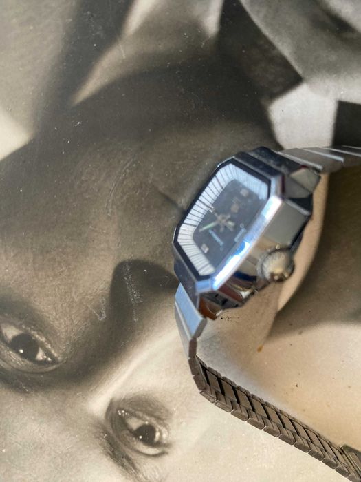 ceas Seiko 5 dama, cu cadran negru și carcasă pătrată ,antimagnetic.