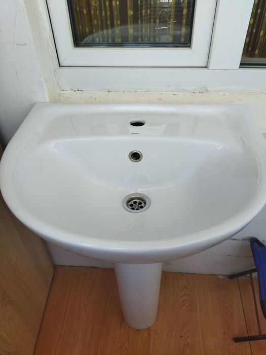 Раковина белая в ванну