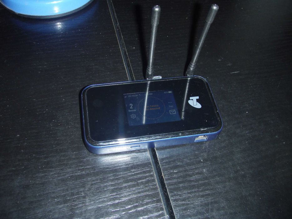 Router portabil cu acumulator 5G ZTE MU500, functional in orice retea (probat cu Digi) + set 2 antene