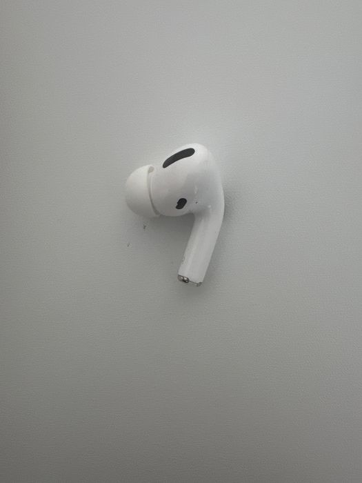 Эйрподс про на правое ухо