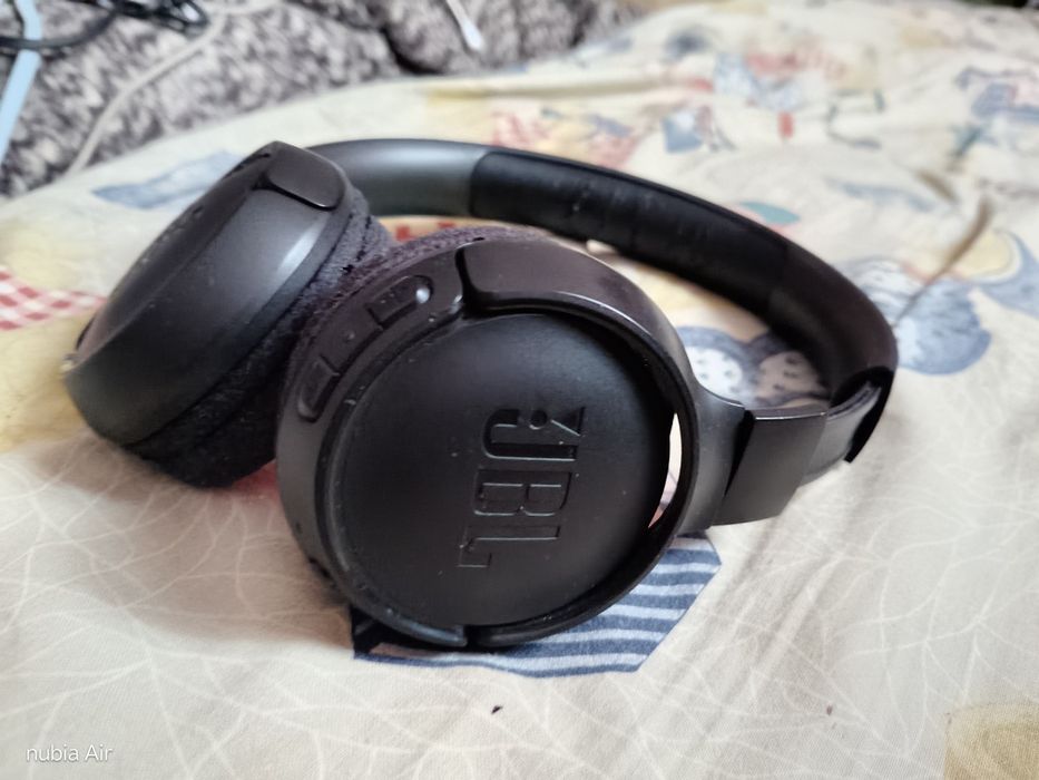 Căști JBL originale,perfect funcționale,acumulatorul durează o zi,ok