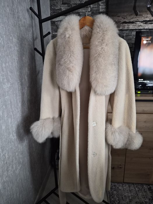 Луксозно дълго палто от естествен и богат косъм от лисица