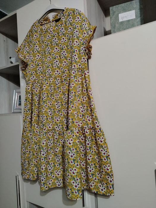 Rochiță de damă, mar M, galbenă cu floricele, minunată