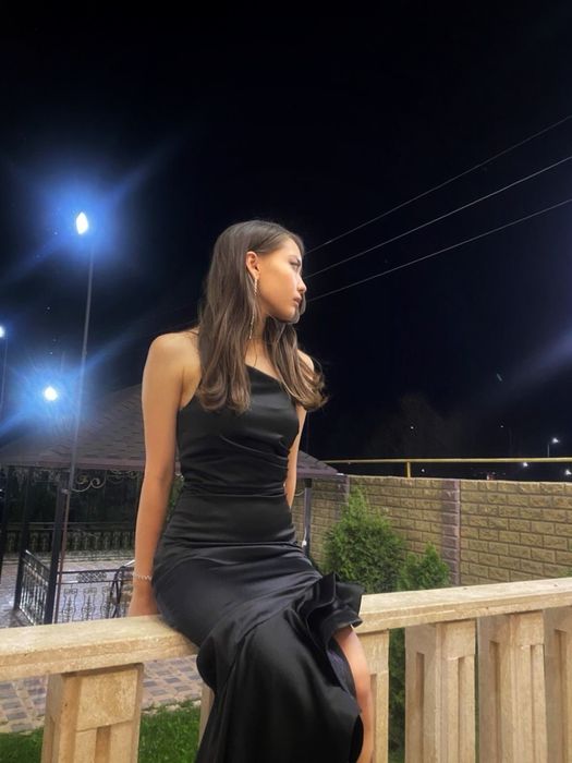 Вечернее черное платье