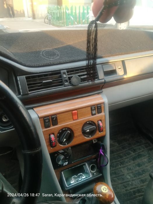 Срочно продаю Мерс 124 на полном ходу.