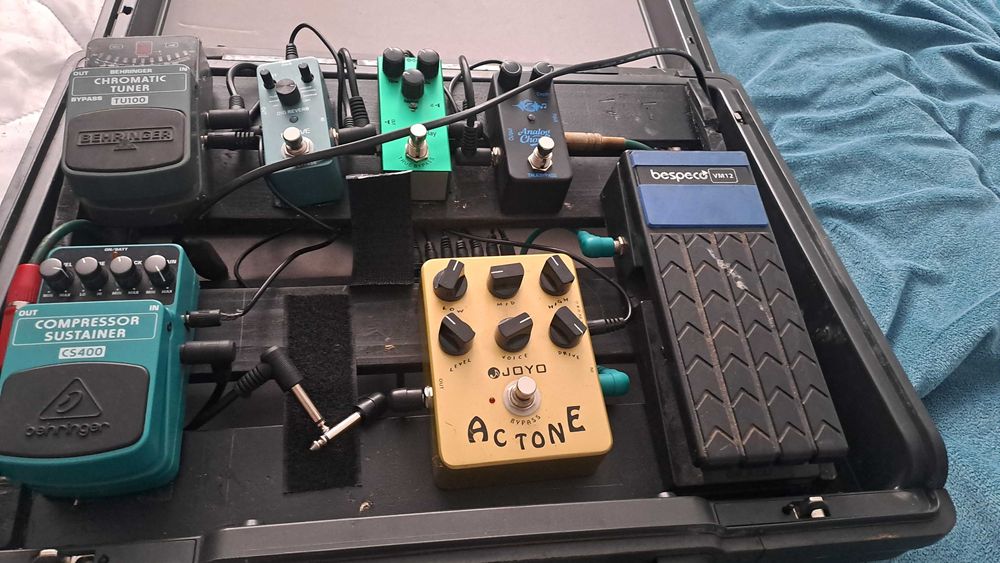 Pedaliera şi chitara