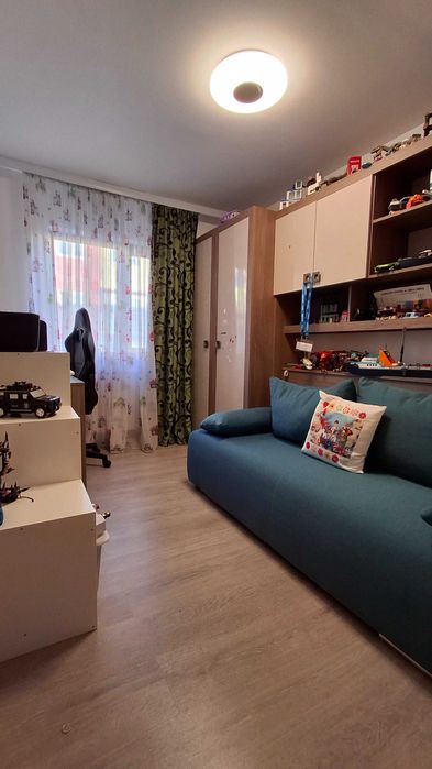 Direct proprietar, vand apartament de 4 camere, decomandat, in zona Sud, etaj 3/4, suprafata utila 66 mp + 3 mp balcon inchis
