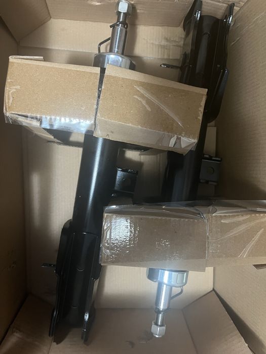 Продам Стойки(амортизаторы) на Ладу Весту