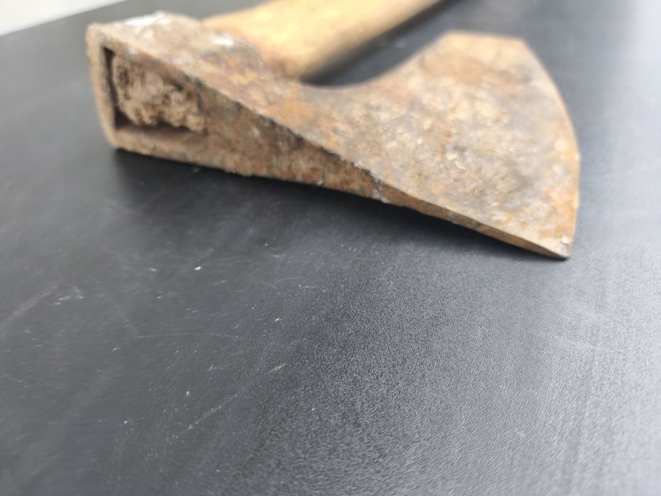 Стара голяма брадва