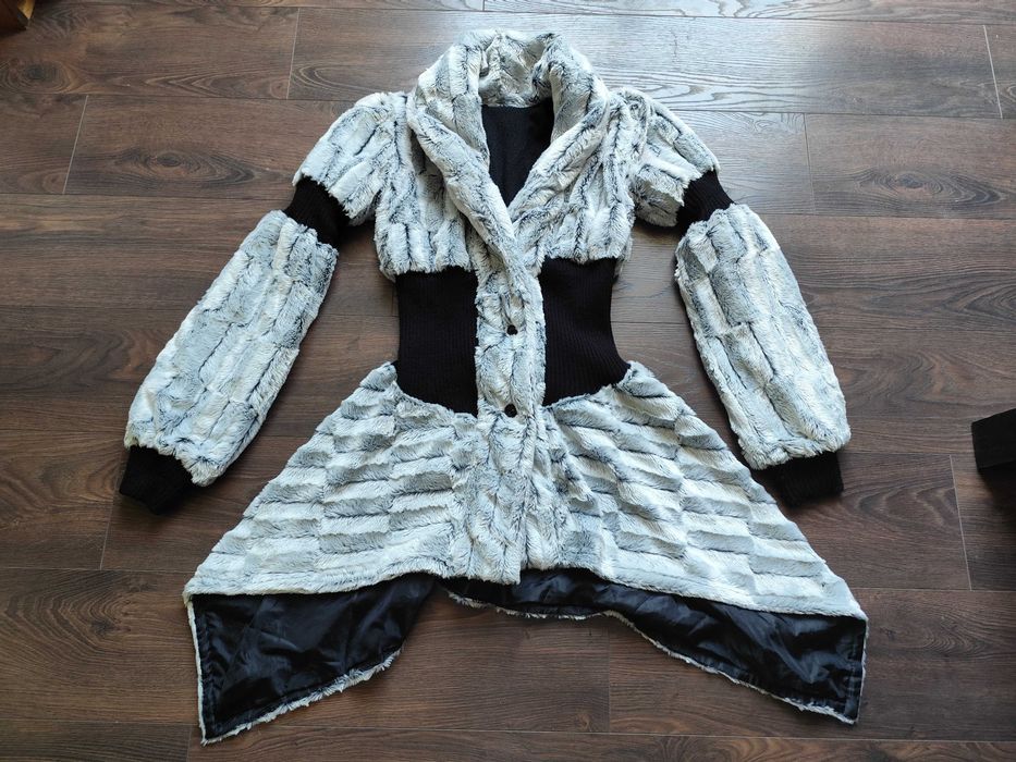 Дамско бяло модерно асиметрично палто от еко кожа