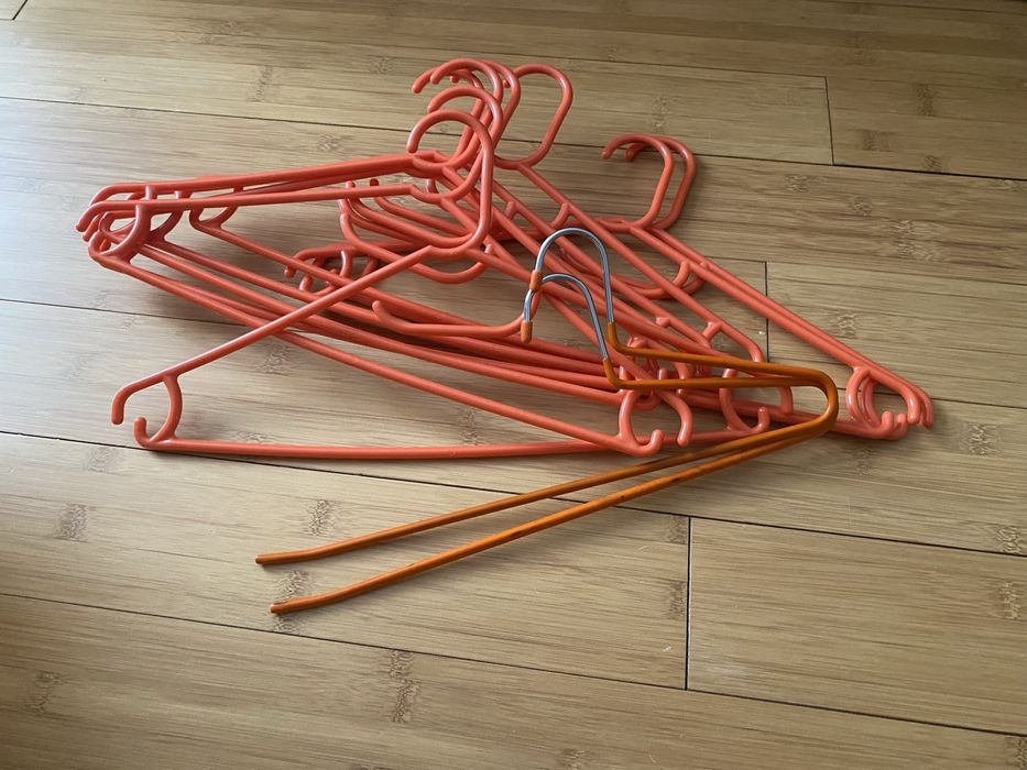 Продам корзину для игрушек и плечики