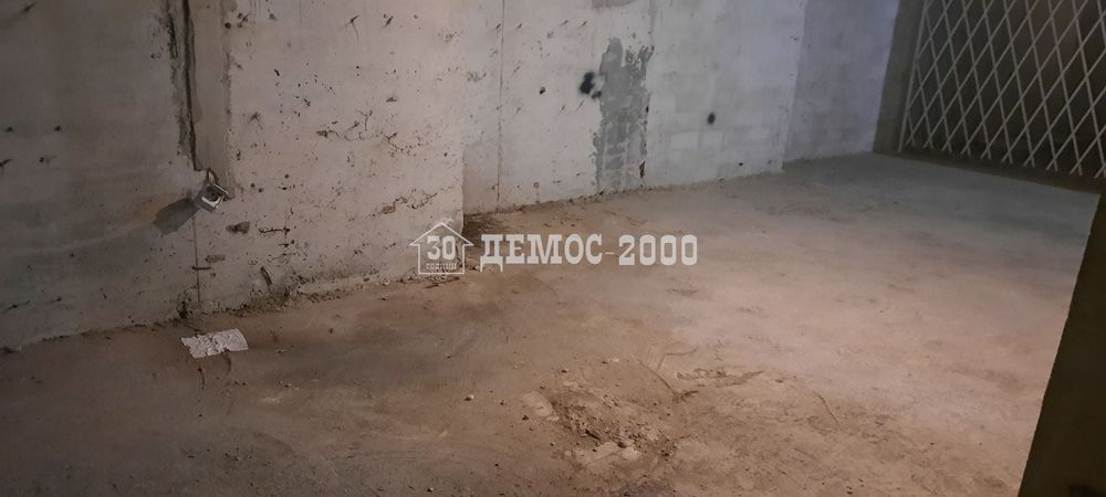 Подземно паркомясто за малък автомобил или мотоциклет