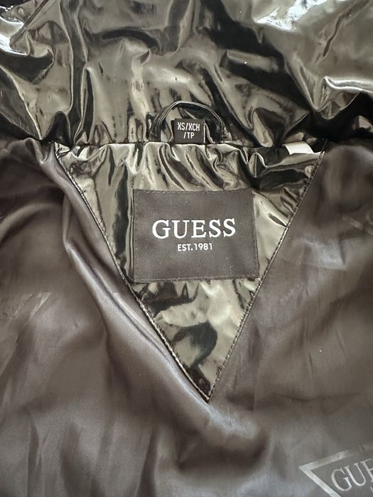 Продавам дълго зимно яке Guess XS