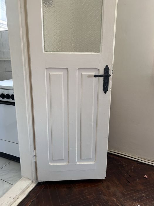 Usi de vanzare din lemn masiv