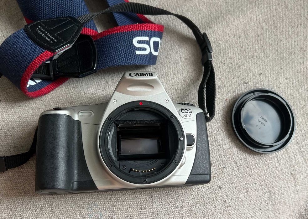 Body Canon EOS 300 (Rebel 2000) pe film 35mm