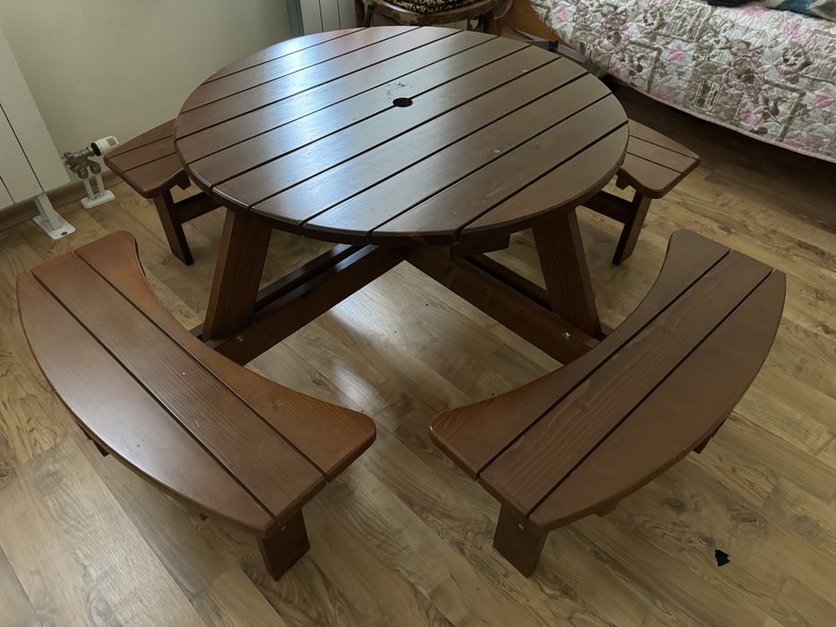 Детска маса с вградени пейки