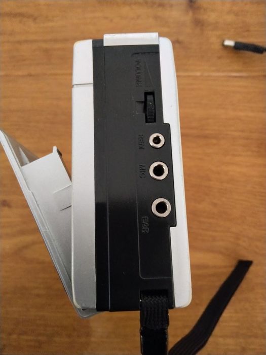 Продавам малък винтидж преносим японски касетофон Sanyo M1010